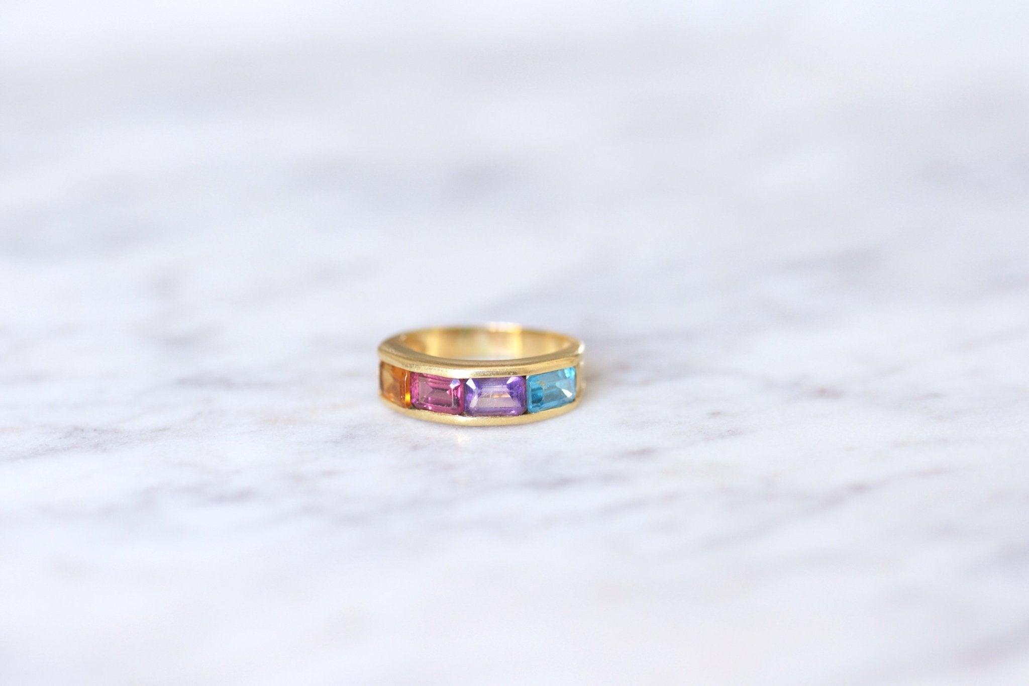 Bague jonc pierres arc en ciel en or