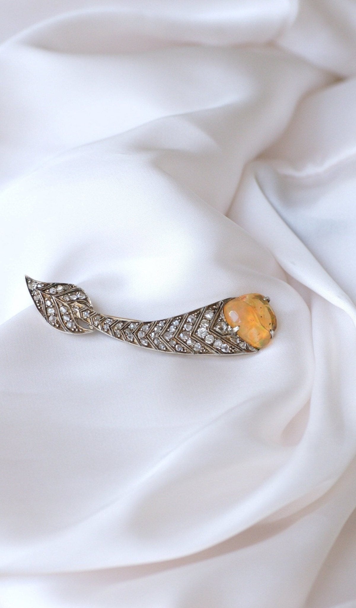 Broche ancienne plume opale de feu et diamants