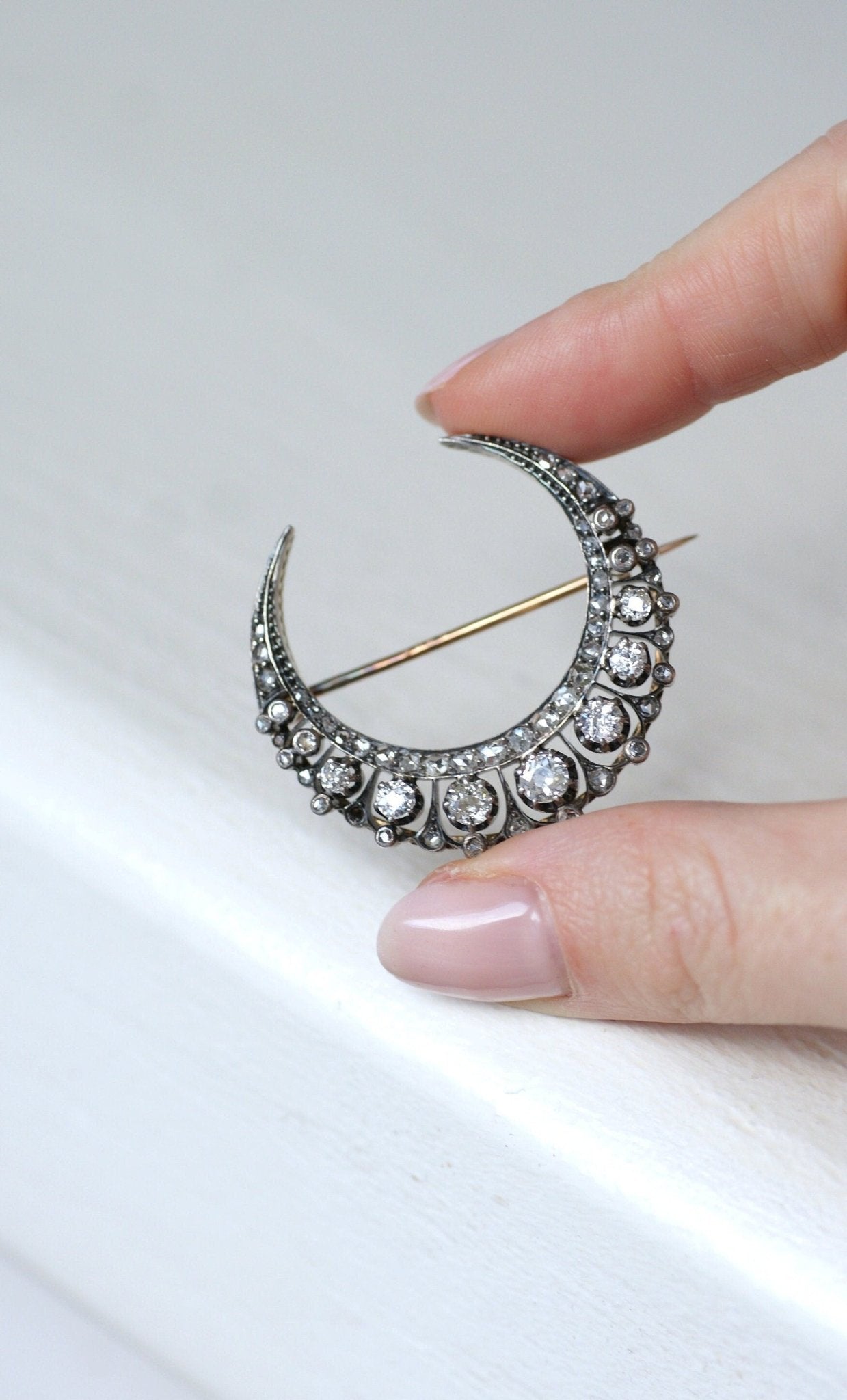 Broche croissant de lune diamants