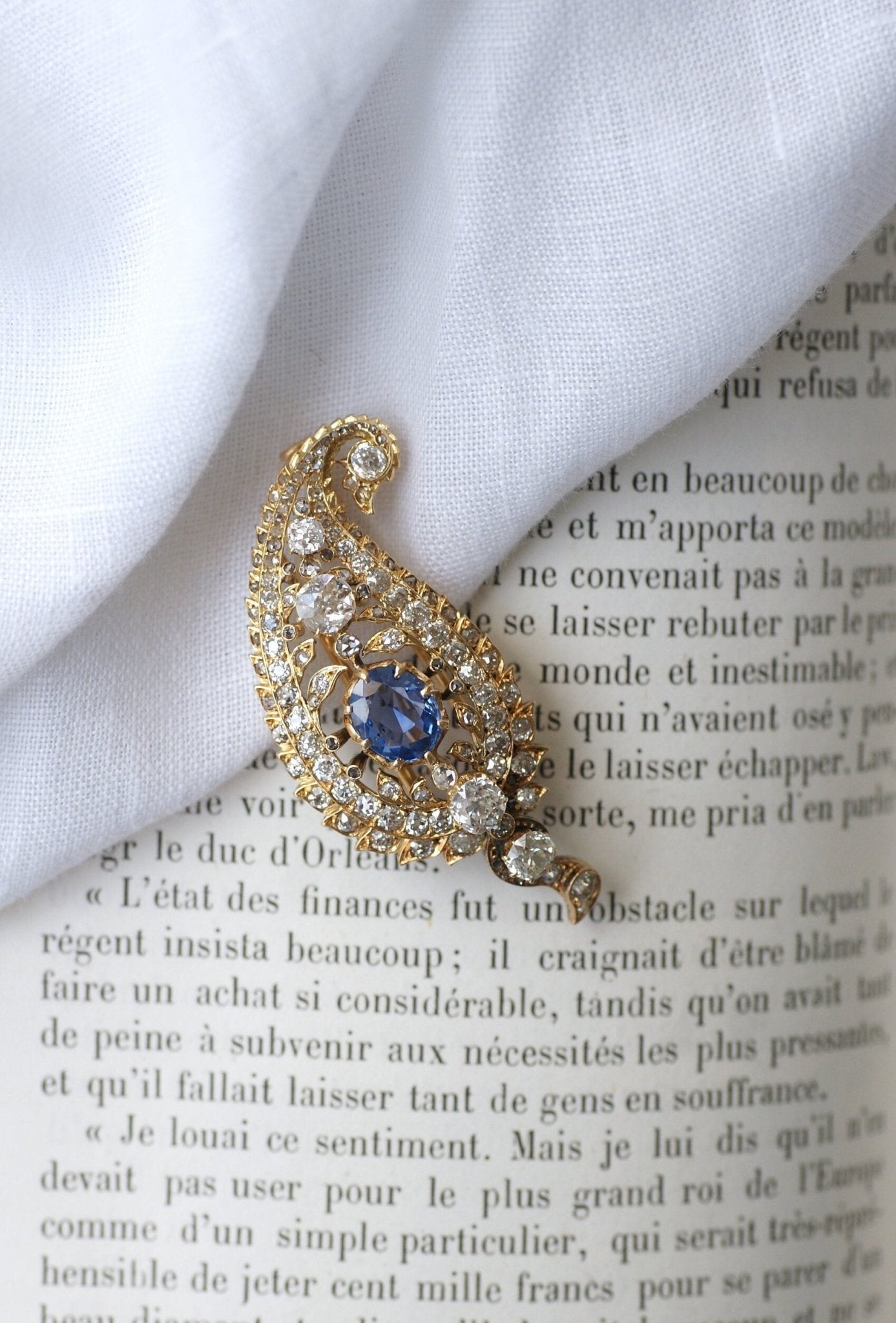 Broche motif cachemire diamants et saphir