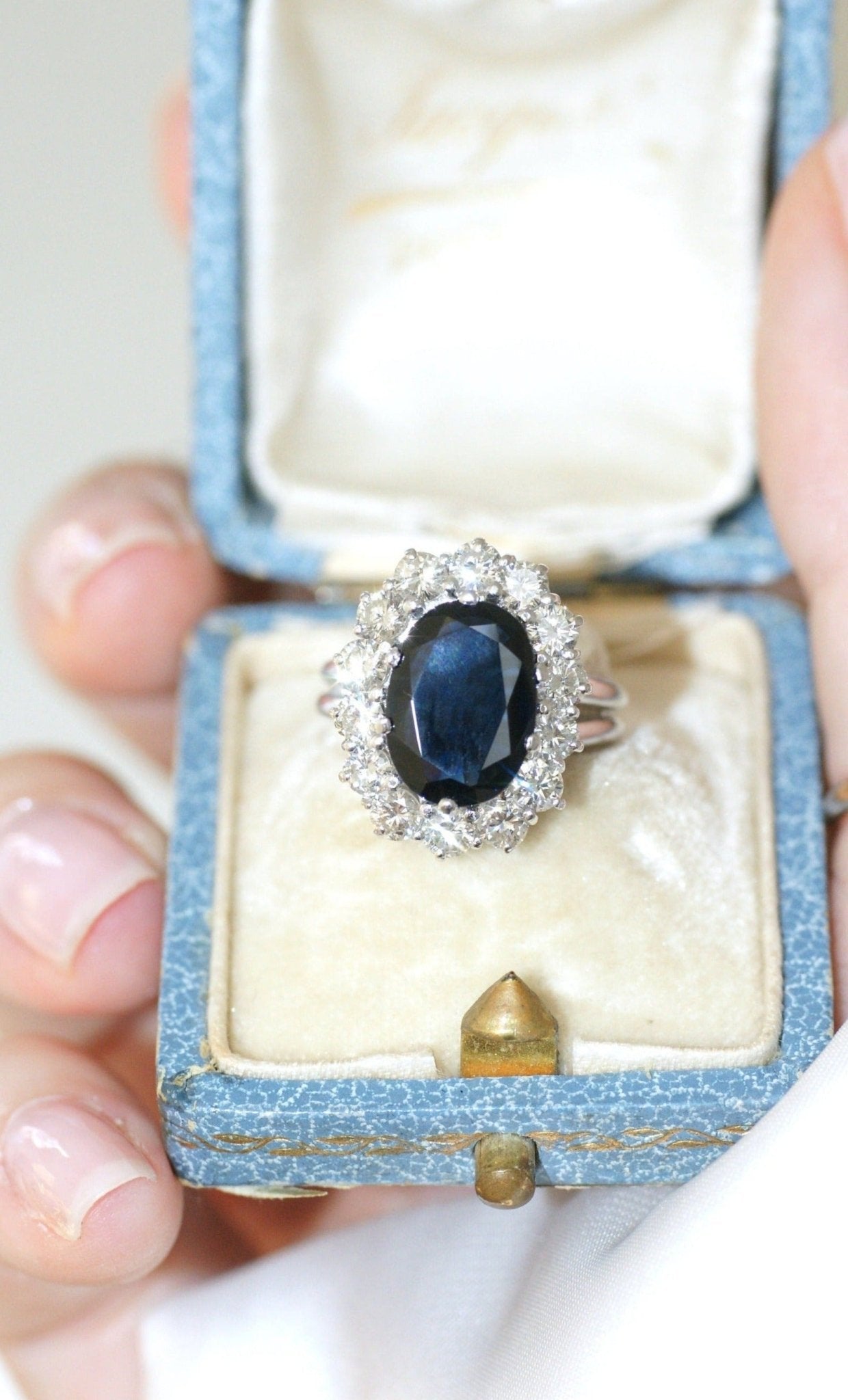Bague De Fiançailles "Marguerite" Or Blanc 18K - Sertie D'un Saphir Et De Diamants, Taille 54, Neuf étiqueté