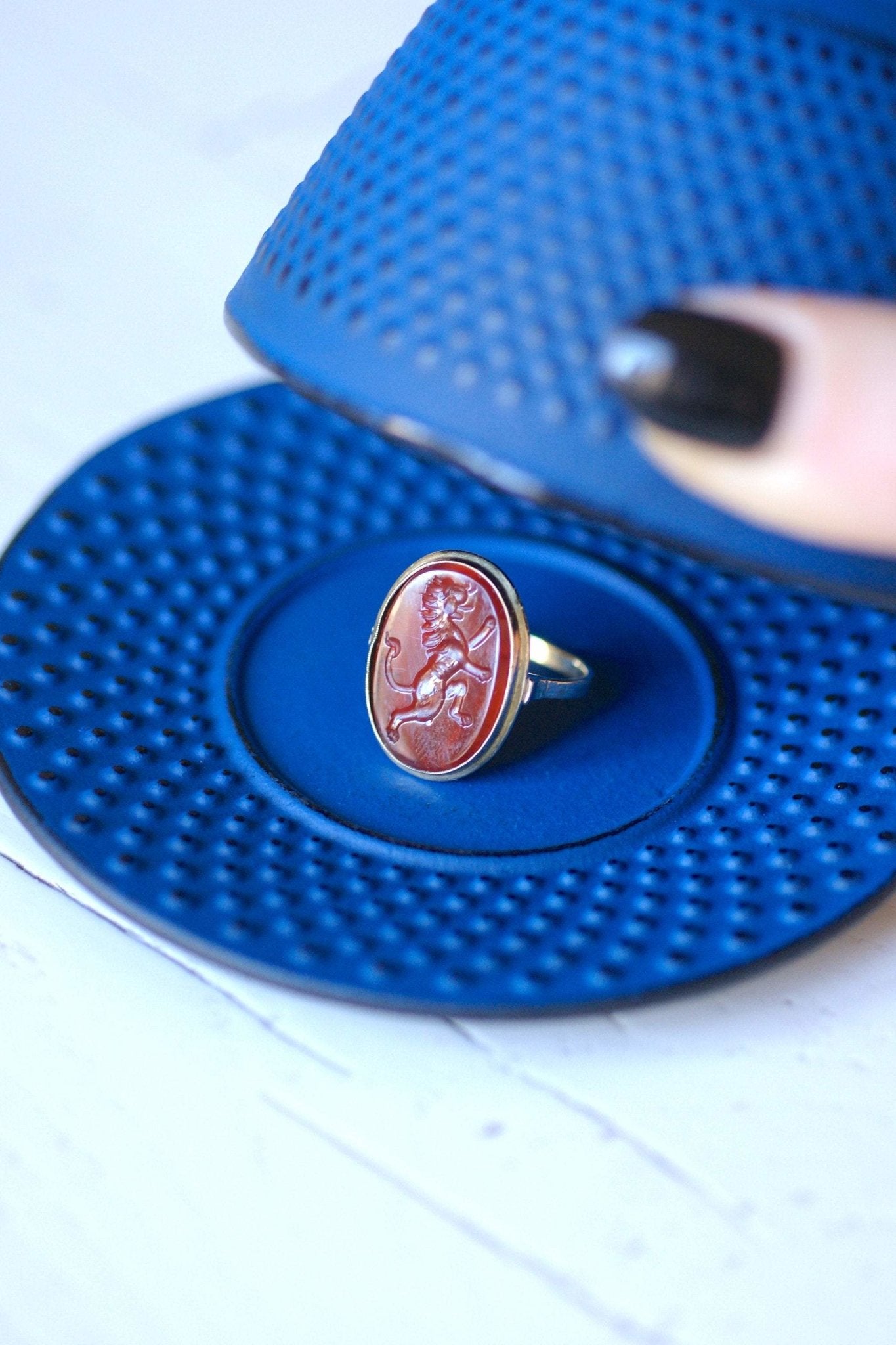 アンティーク カーネリアンのライオンの紋章のインタリオルース 手彫り bague-ancienne-cornaline-