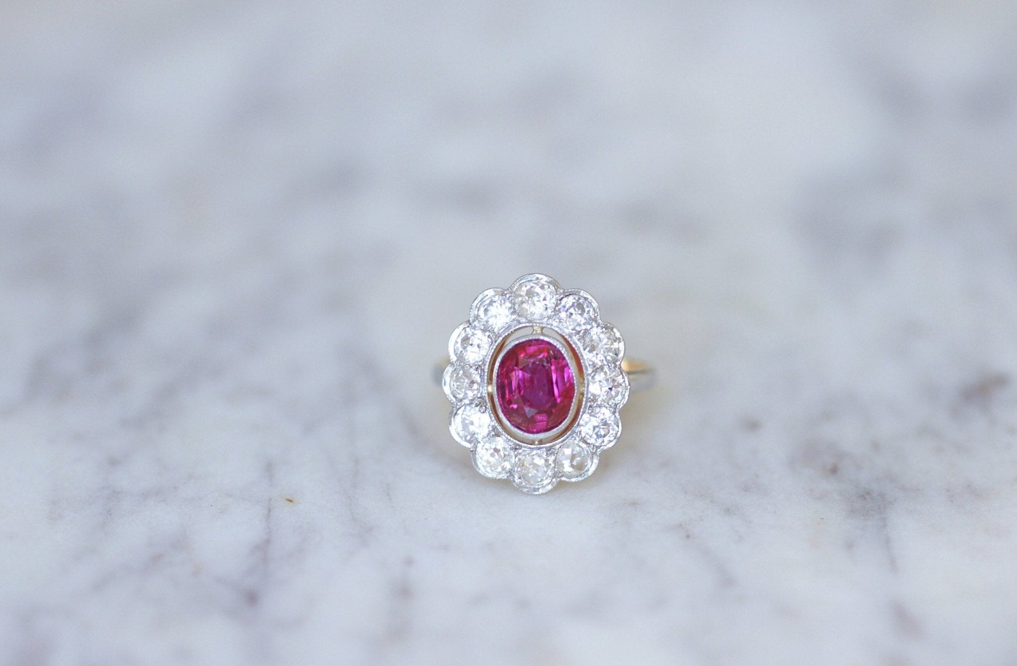 Bague Marguerite Antique Or 18k Avec Rubis 1,20 Carats Et Diamants Taille Roses (années 1940) - Occasion