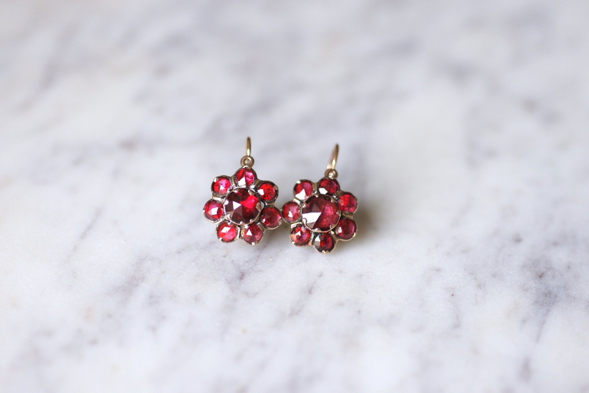 Boucles D'oreilles Pendantes Dormeuses En Or Rose 18 Carats Avec Grenats Almandin - Style Napoléon III - Occasion Excellent état