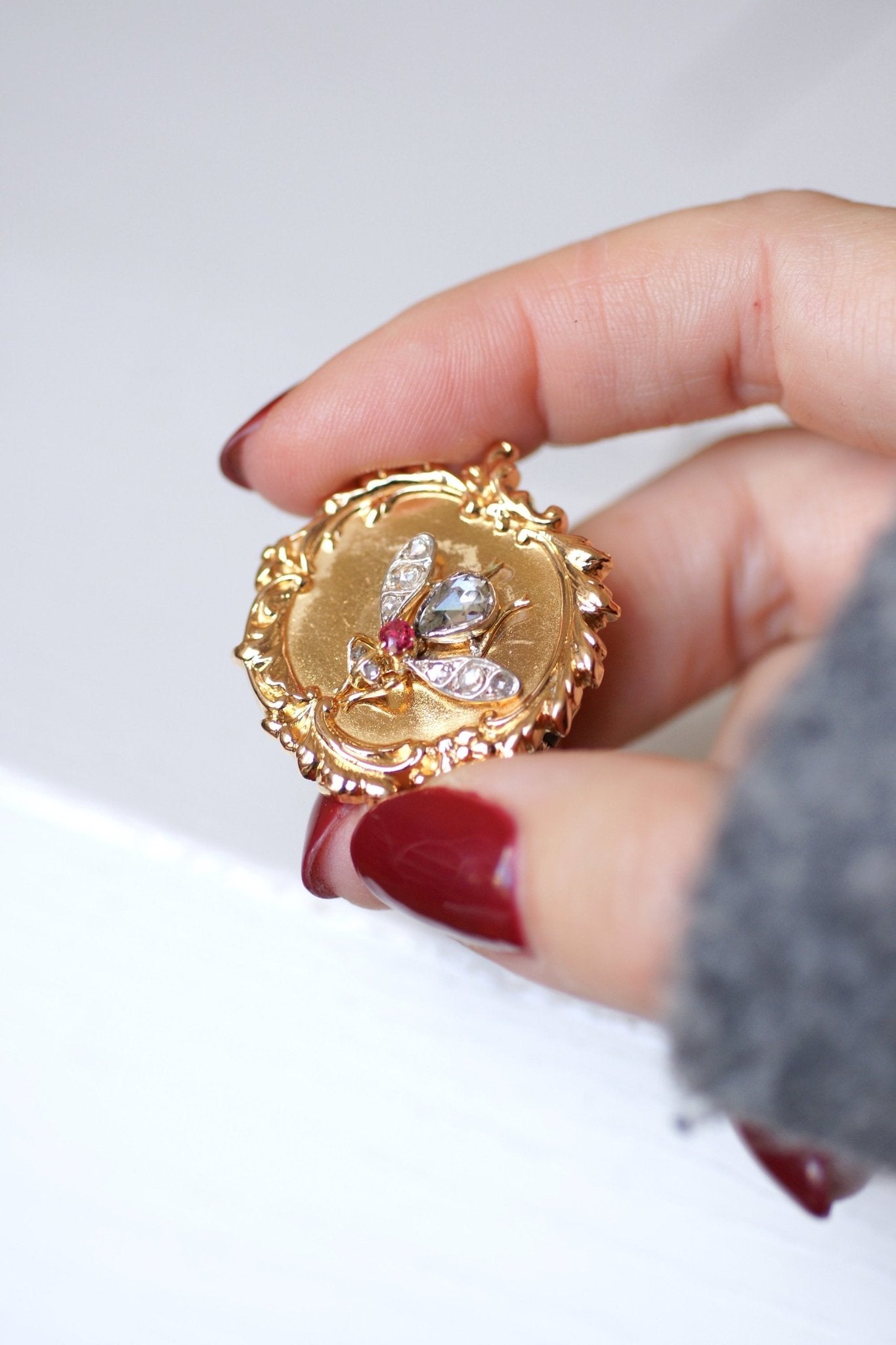 Broche Ancienne En Or 14 Carats Et 9 Carats En Forme D'insecte En Vente