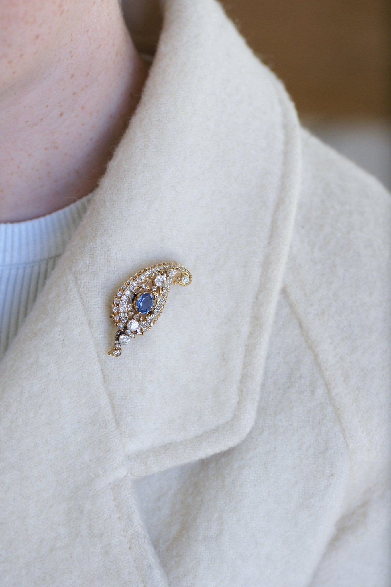 Broche Vintage CARVEN En Métal Doré Avec Cabochons Verre Émeraude Et Saphirs - Élégant !