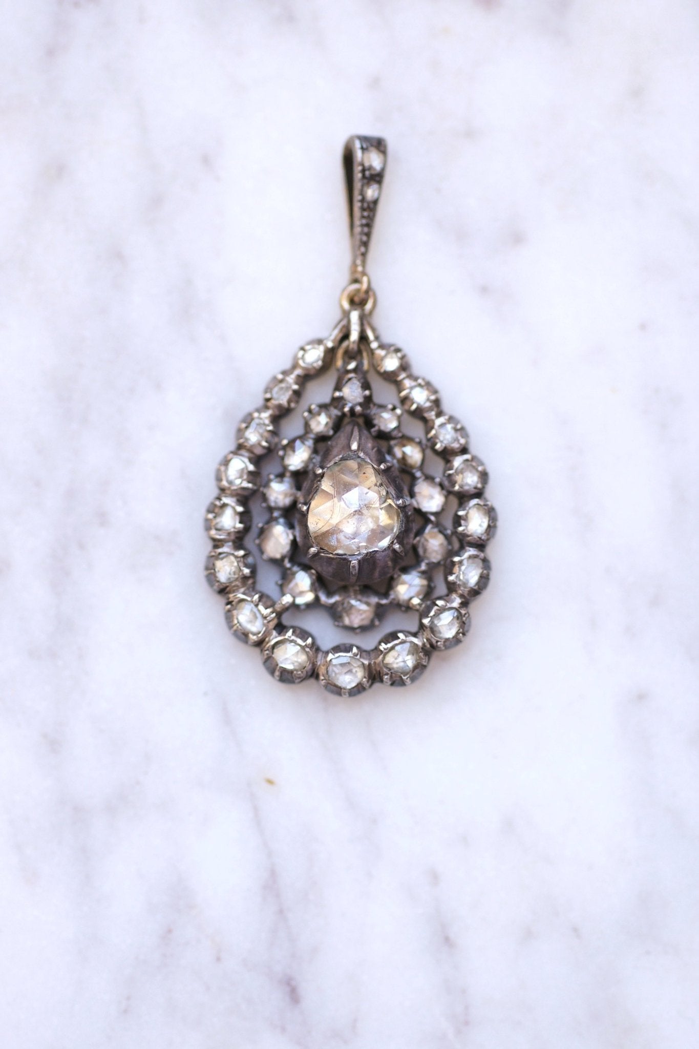 Pendentif Goutte En Or 18 Carats - 47 Diamants Pavage Vintage - Bijou Occasion élégant