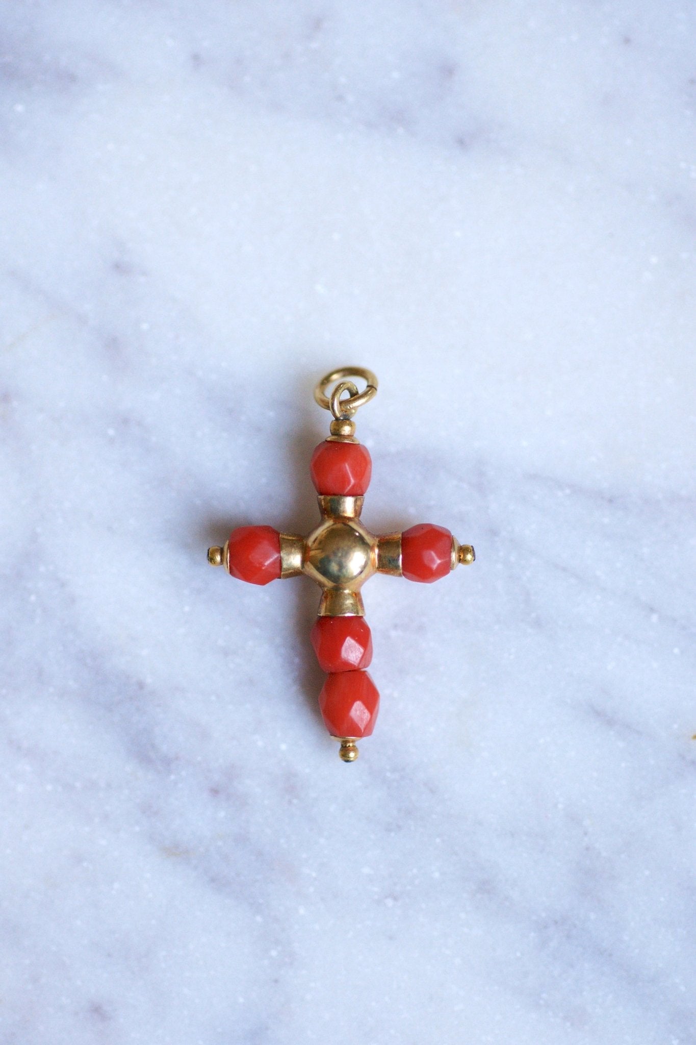 Pendentif Croix Ancien En Or 18 Carats Et Corail - Longueur 5,5 Cm, Tête D'aigle, Très Bon état