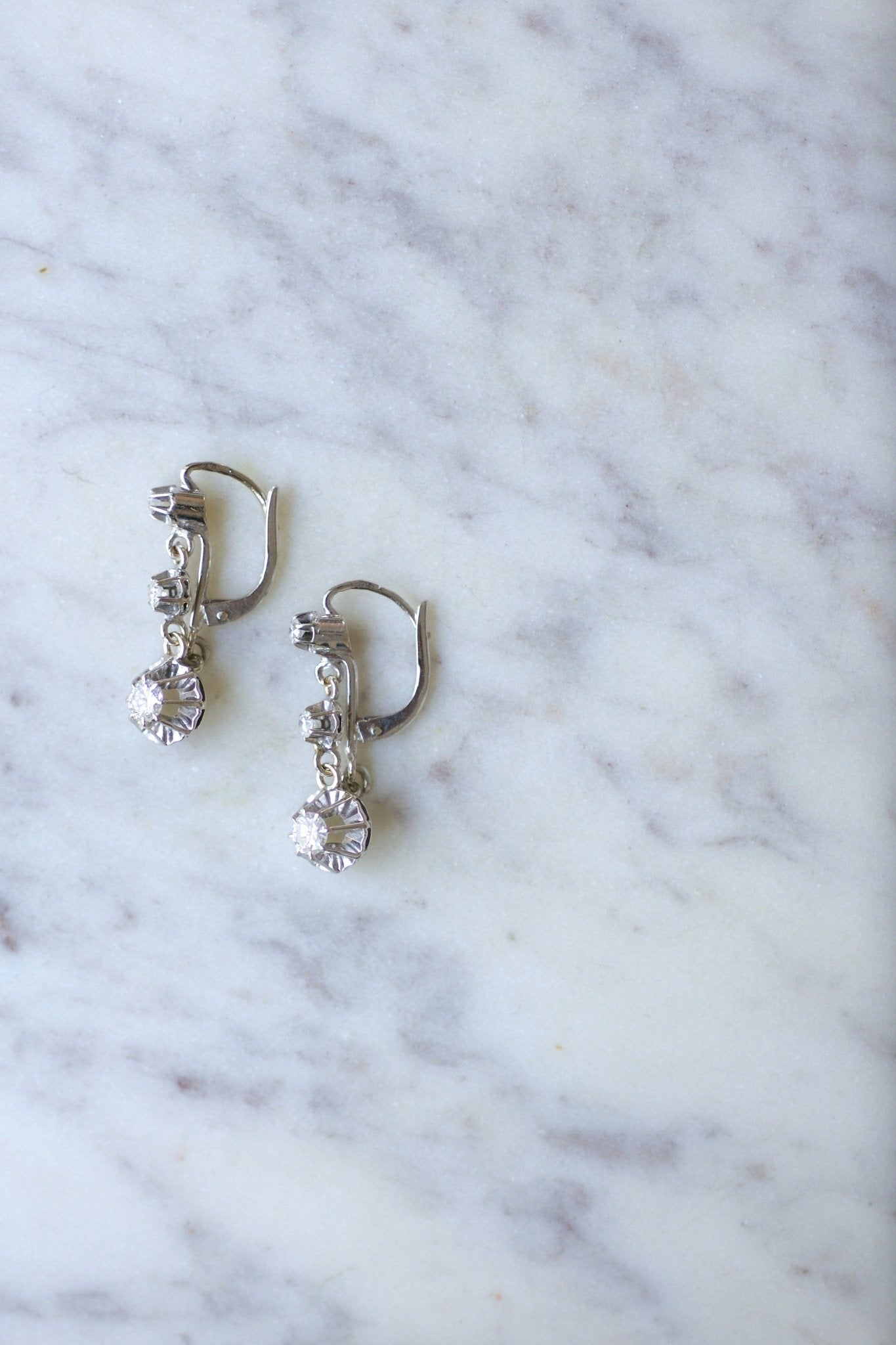 Boucles D'Oreilles Art Déco En Or 18k - Forme Fleur Avec Pierre Blanche - Dormeuses Circa 1940