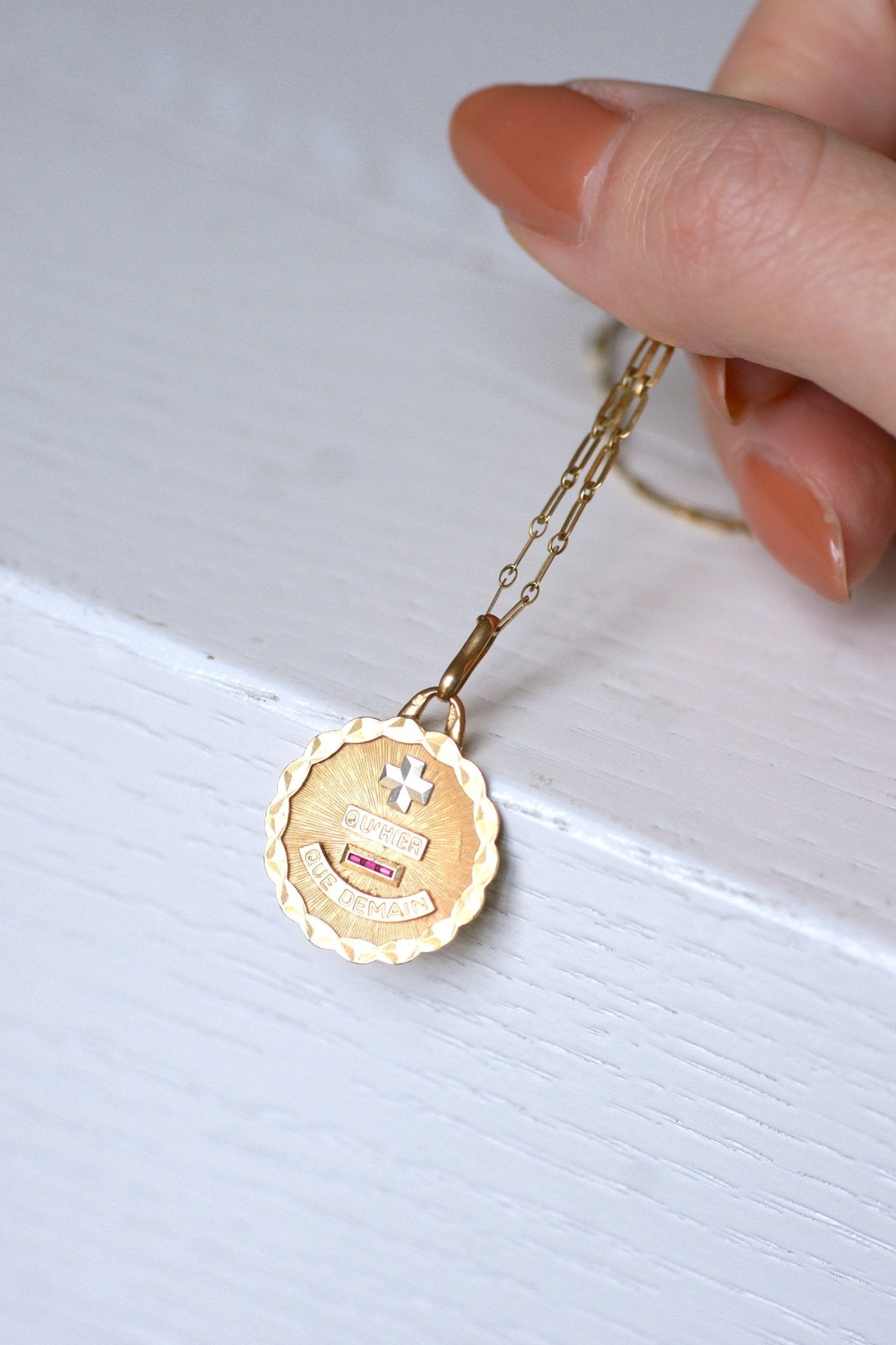 Pendentif Ancien En Or 18 Carats Blanc Et Jaune - Signé Augis | Bijou Vintage D'Amour - Occasion