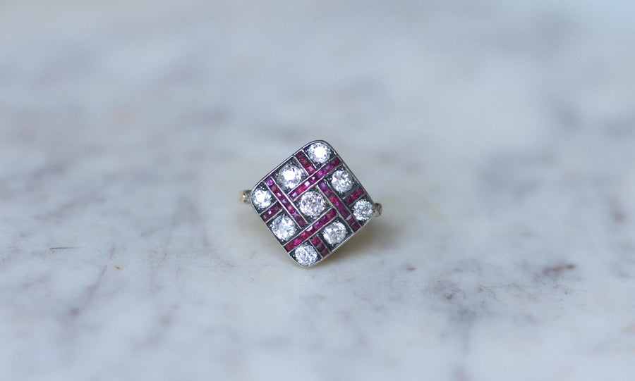 Antique Damier Ring with Calibrated Diamonds and Rubies - Galerie Pénélope