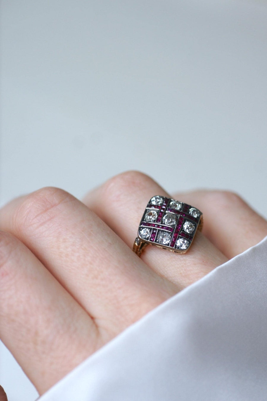 Antique Damier Ring with Calibrated Diamonds and Rubies - Galerie Pénélope