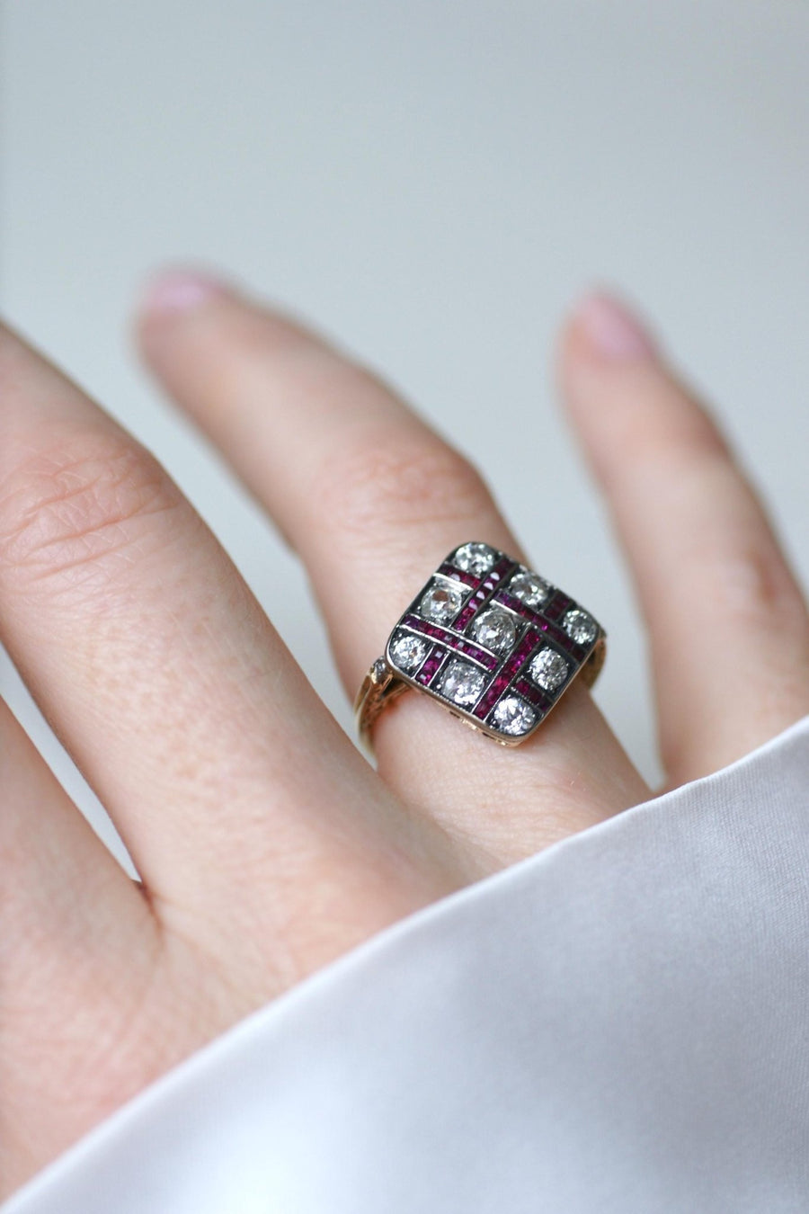 Antique Damier Ring with Calibrated Diamonds and Rubies - Galerie Pénélope