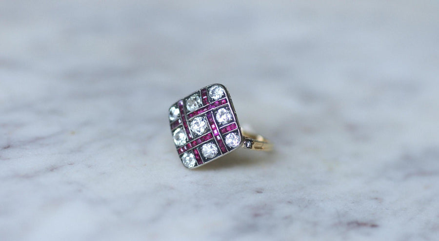 Antique Damier Ring with Calibrated Diamonds and Rubies - Galerie Pénélope