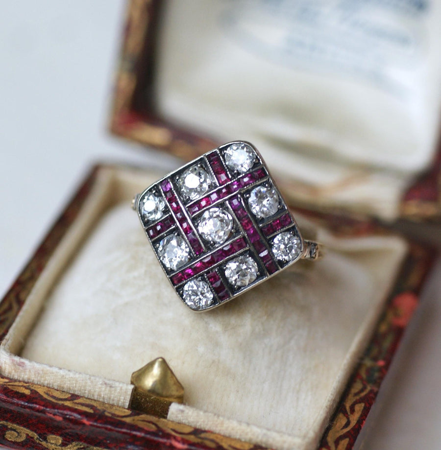 Antique Damier Ring with Calibrated Diamonds and Rubies - Galerie Pénélope