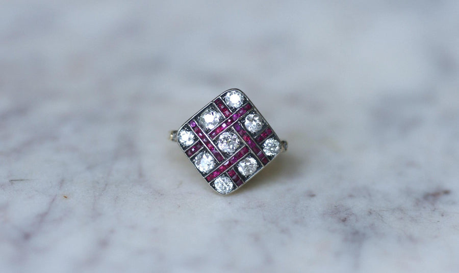 Antique Damier Ring with Calibrated Diamonds and Rubies - Galerie Pénélope