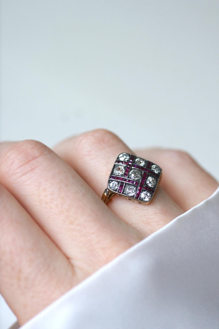 Antique Damier Ring with Calibrated Diamonds and Rubies - Galerie Pénélope