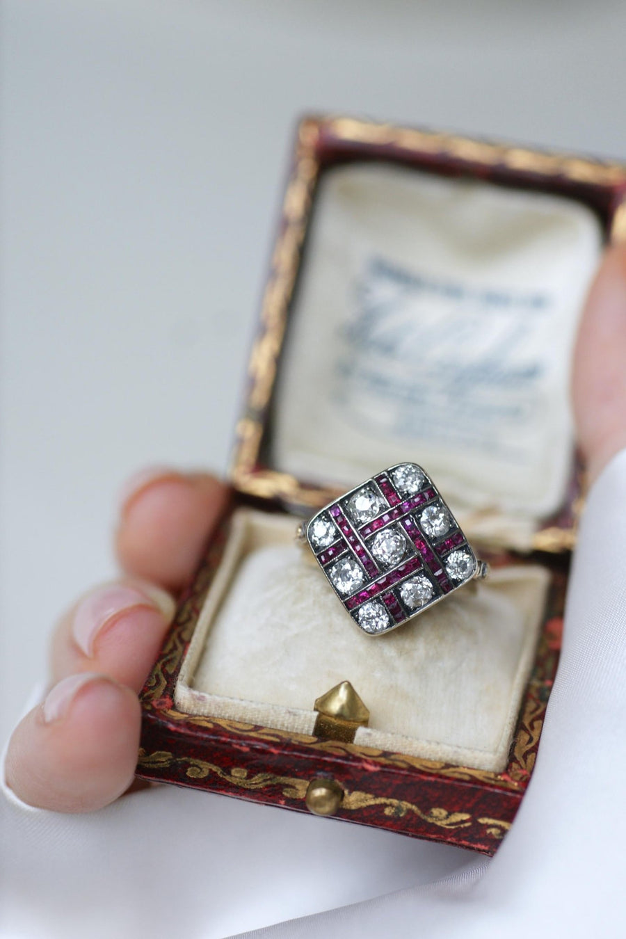 Antique Damier Ring with Calibrated Diamonds and Rubies - Galerie Pénélope