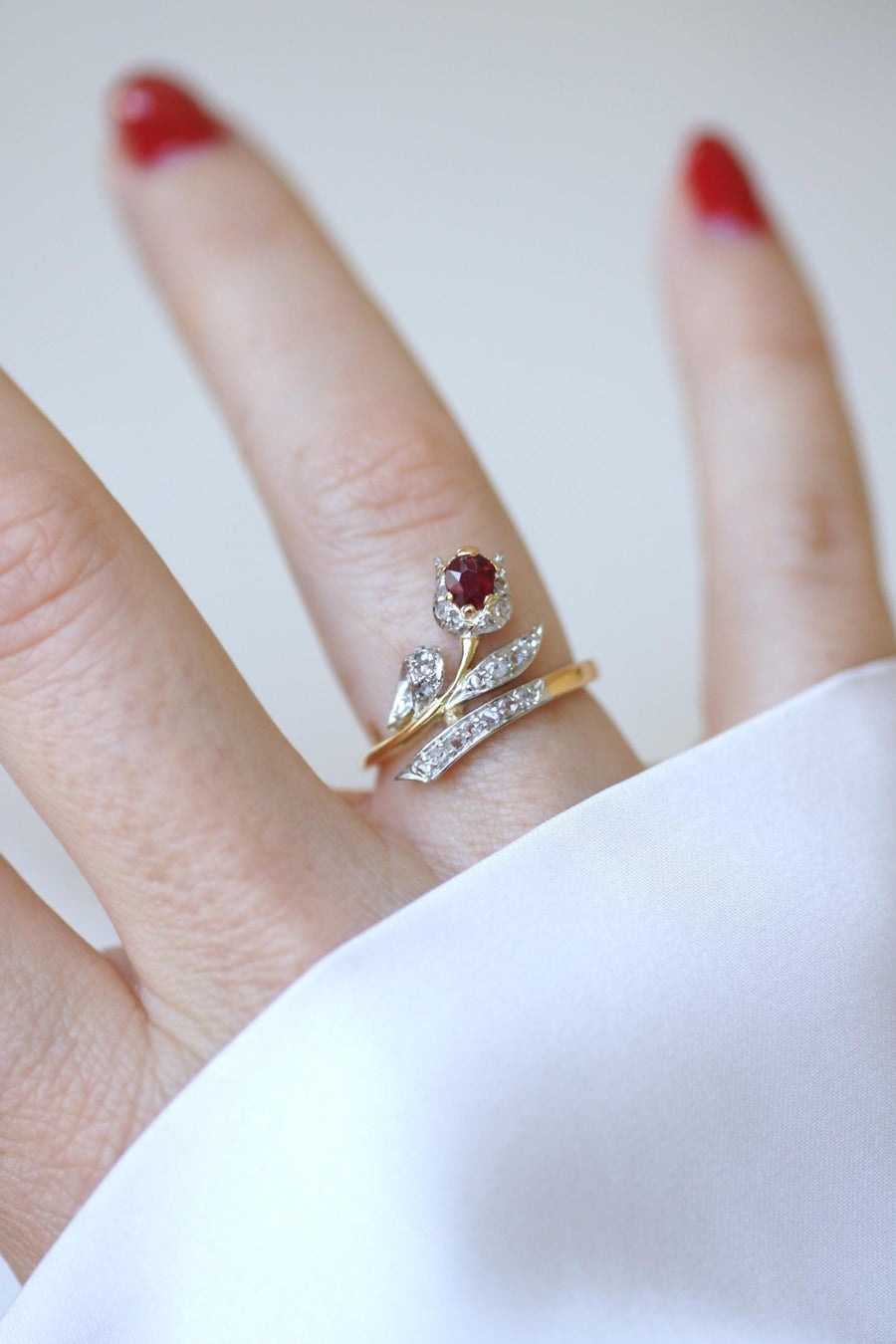 Antique Flower Ruby and Diamond Ring - Galerie Pénélope