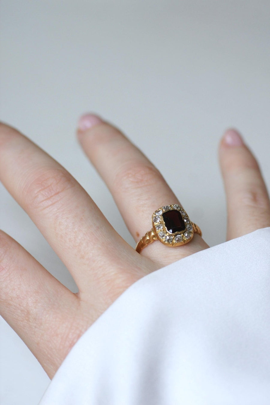 Antique Garnet and Diamond Ring - Galerie Pénélope