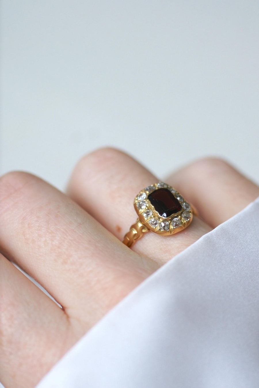 Antique Garnet and Diamond Ring - Galerie Pénélope