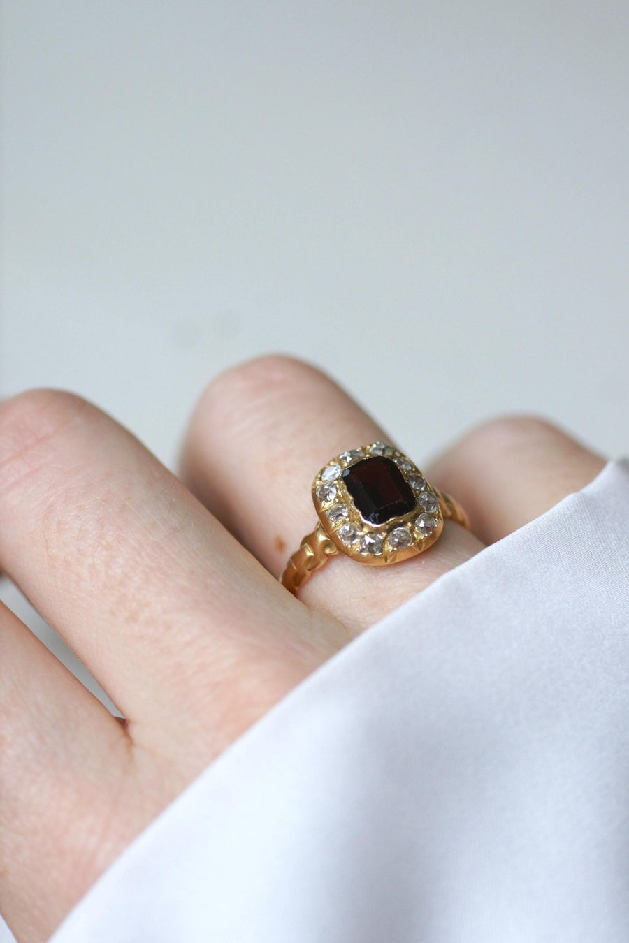 Antique Garnet and Diamond Ring - Galerie Pénélope