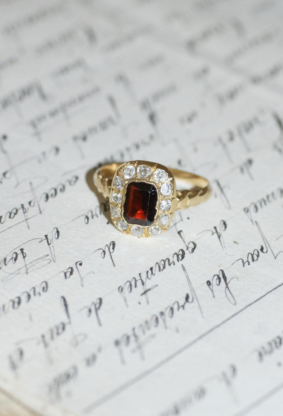 Antique Garnet and Diamond Ring - Galerie Pénélope