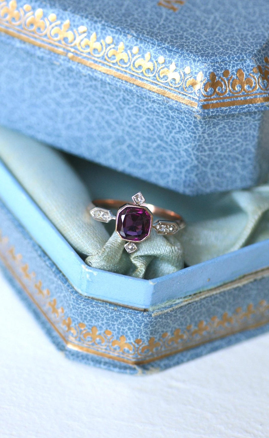 Antique Garnet and Diamond Ring on Rose Gold - Galerie Pénélope