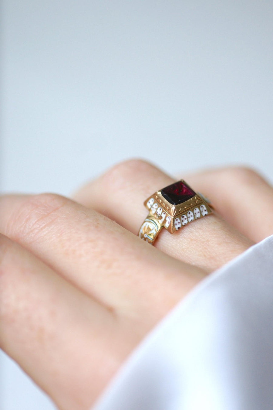 Antique Garnet and White Enamel on Yellow Gold Ring - Galerie Pénélope