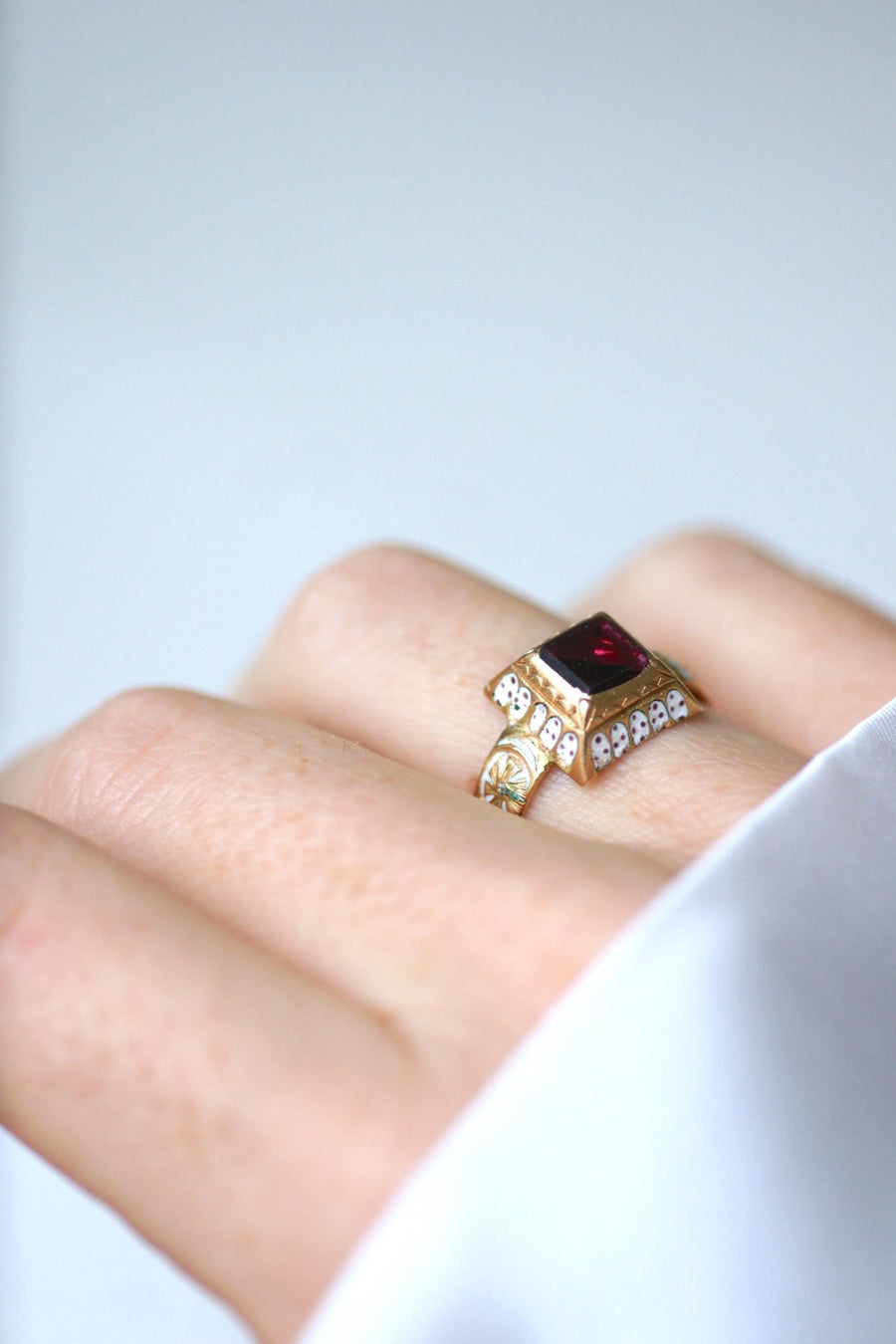 Antique Garnet and White Enamel on Yellow Gold Ring - Galerie Pénélope