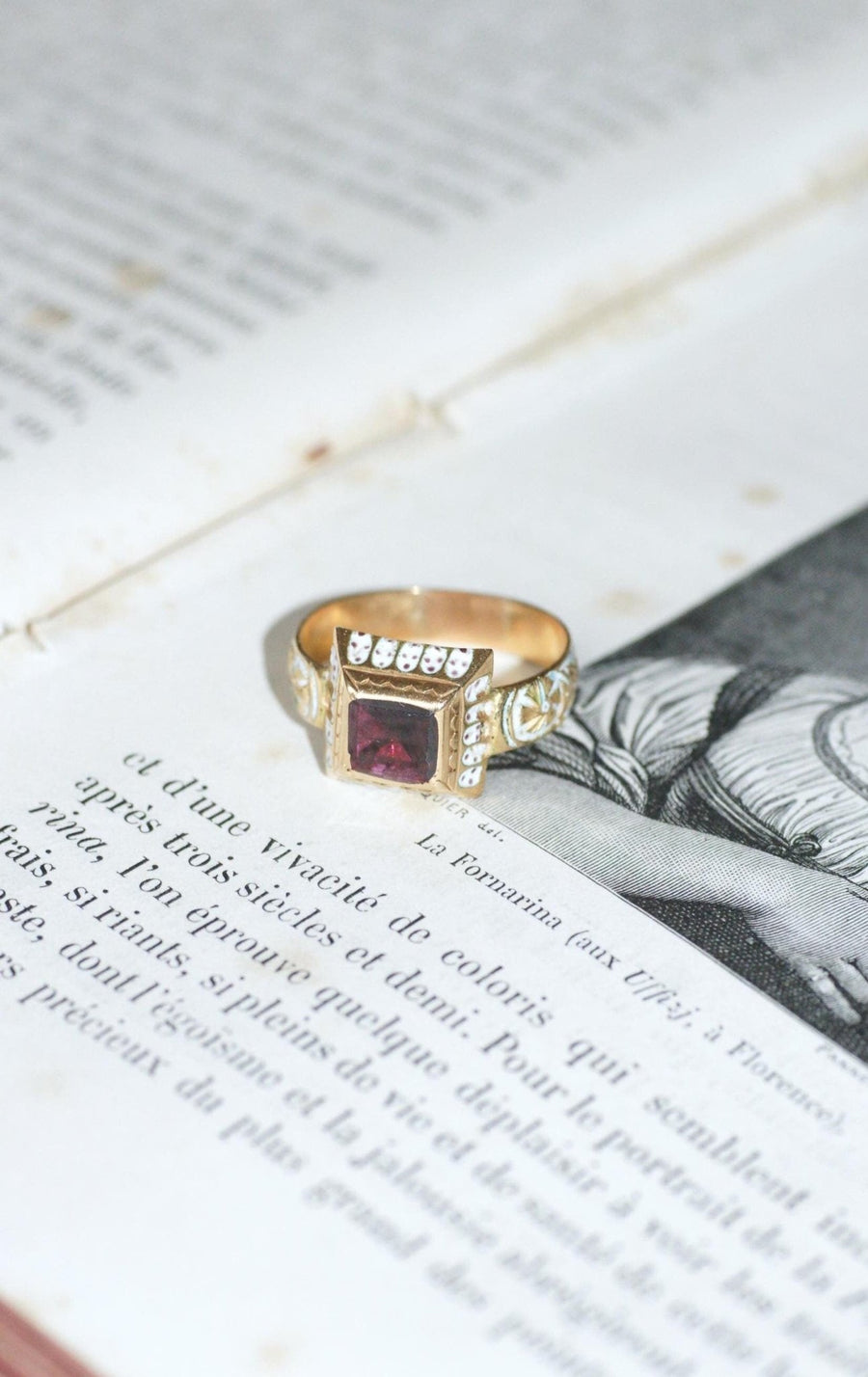 Antique Garnet and White Enamel on Yellow Gold Ring - Galerie Pénélope