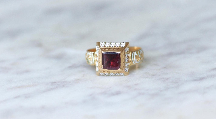 Antique Garnet and White Enamel on Yellow Gold Ring - Galerie Pénélope