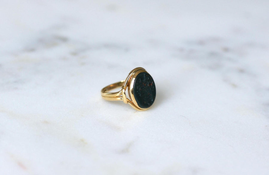 Antique Intaglio Blood Jasper Ring on Yellow Gold - Galerie Pénélope