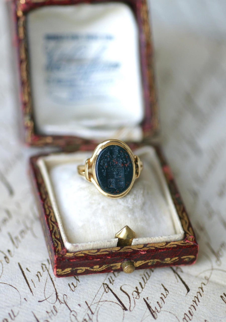 Antique Intaglio Blood Jasper Ring on Yellow Gold - Galerie Pénélope