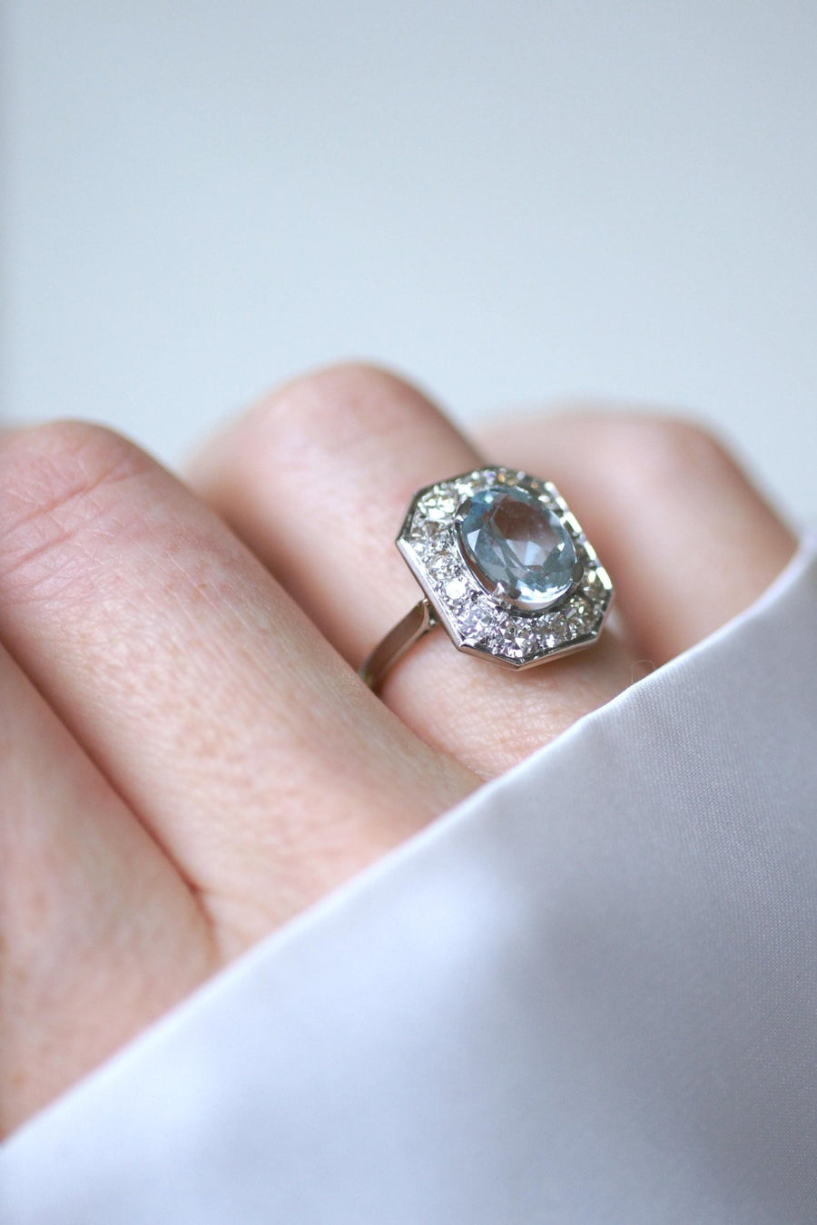 Aquamarine Art Deco Ring Surrounded by Diamonds - Galerie Pénélope