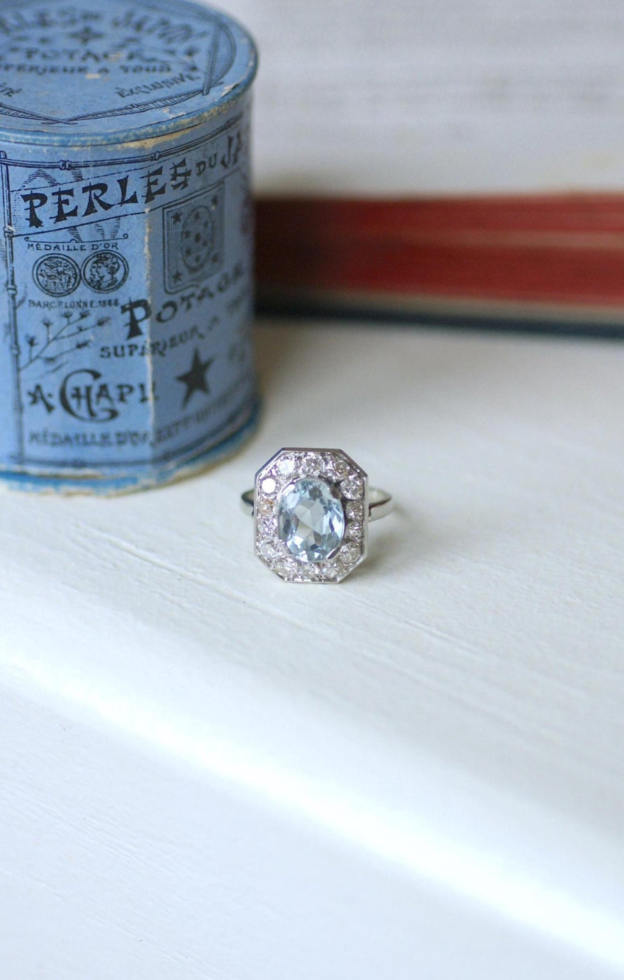 Aquamarine Art Deco Ring Surrounded by Diamonds - Galerie Pénélope