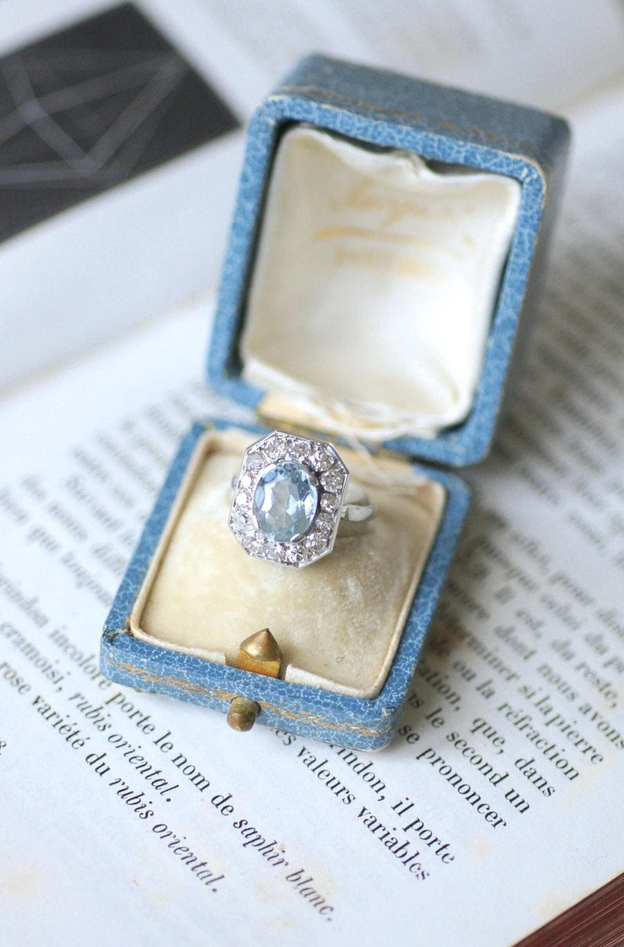 Aquamarine Art Deco Ring Surrounded by Diamonds - Galerie Pénélope