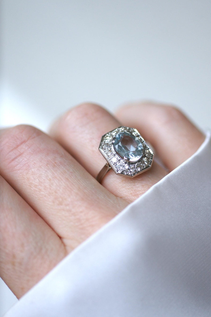 Aquamarine Art Deco Ring Surrounded by Diamonds - Galerie Pénélope