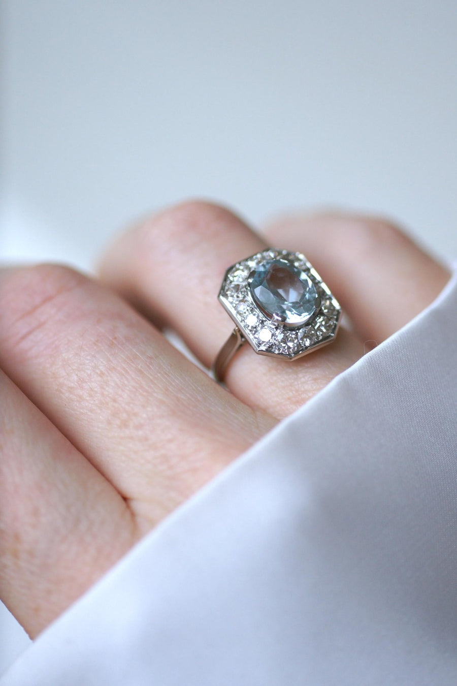 Aquamarine Art Deco Ring Surrounded by Diamonds - Galerie Pénélope