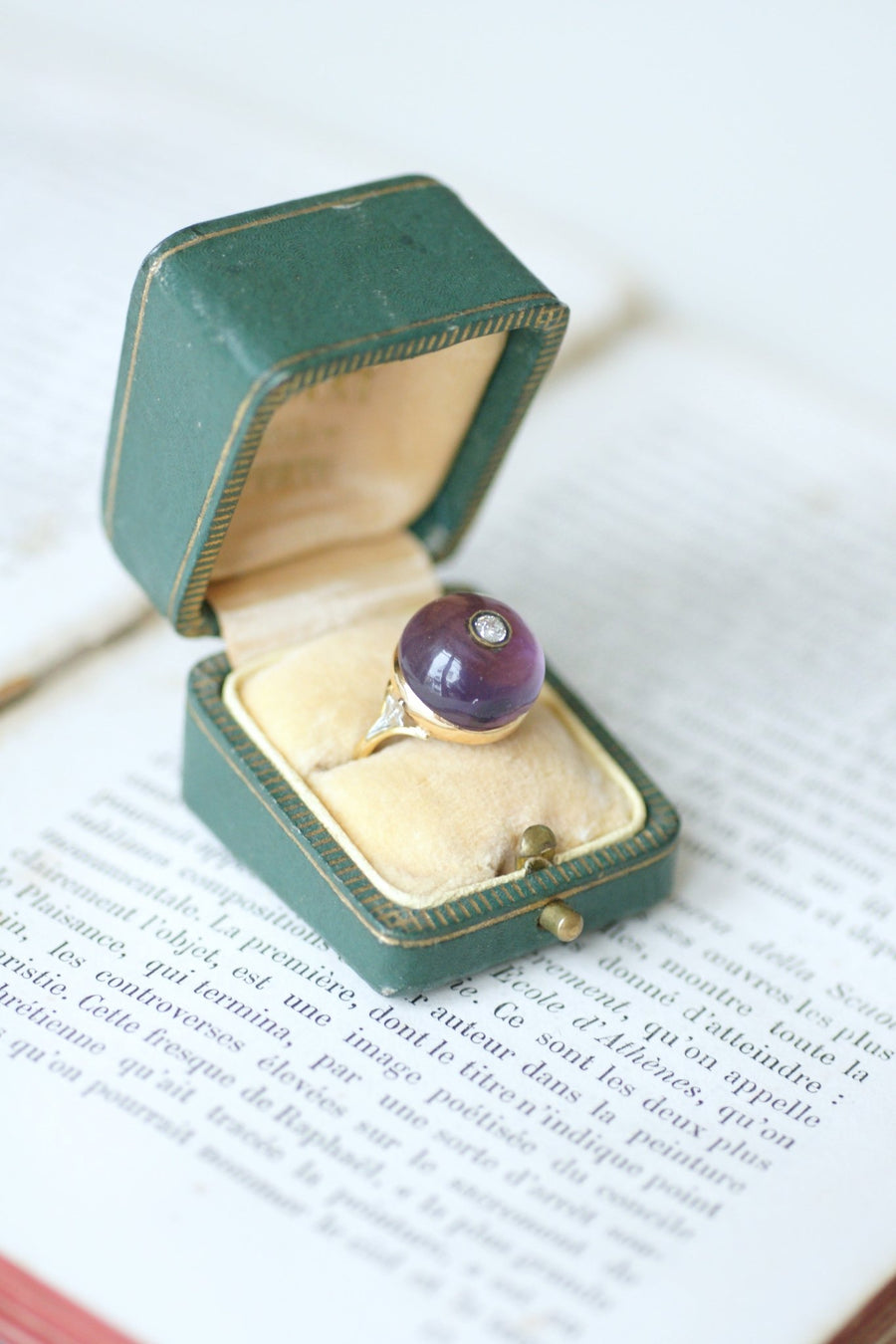 Amethyst and Diamond Cabochon Art Deco Ring - Galerie Pénélope