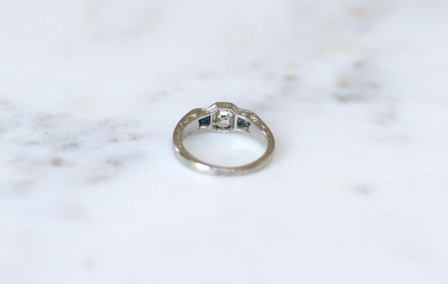 Square Diamond and Sapphire on Platinum Art Deco Ring - Galerie Pénélope