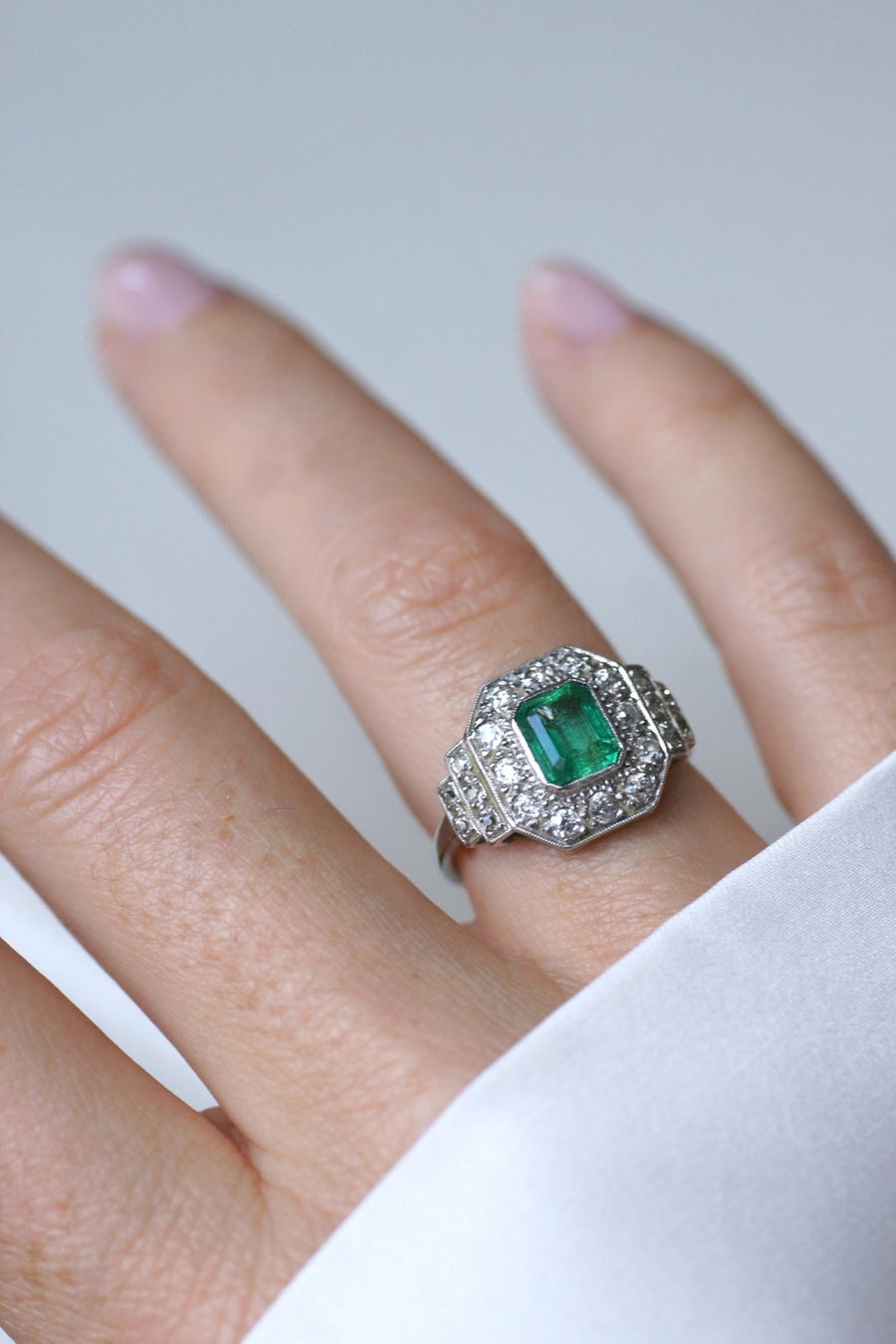 Art Deco Ring Emerald 1.00 Ct and Diamonds on Platinum - Galerie Pénélope