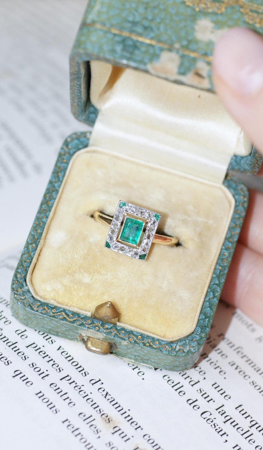 Art Deco Emerald and Diamond Ring - Galerie Pénélope