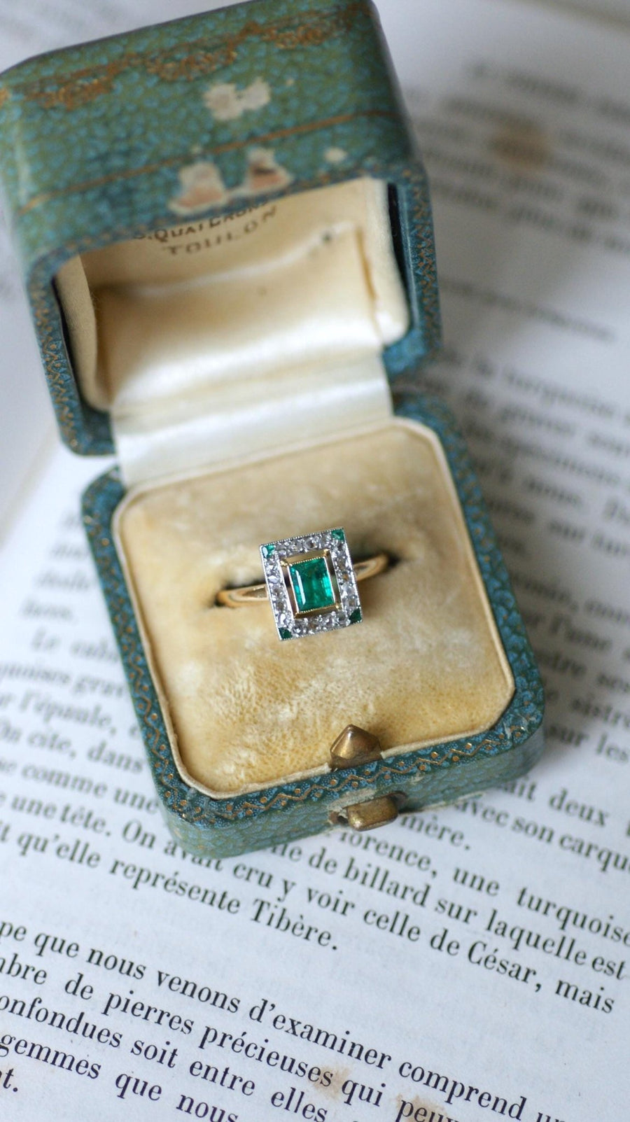 Art Deco Emerald and Diamond Ring - Galerie Pénélope