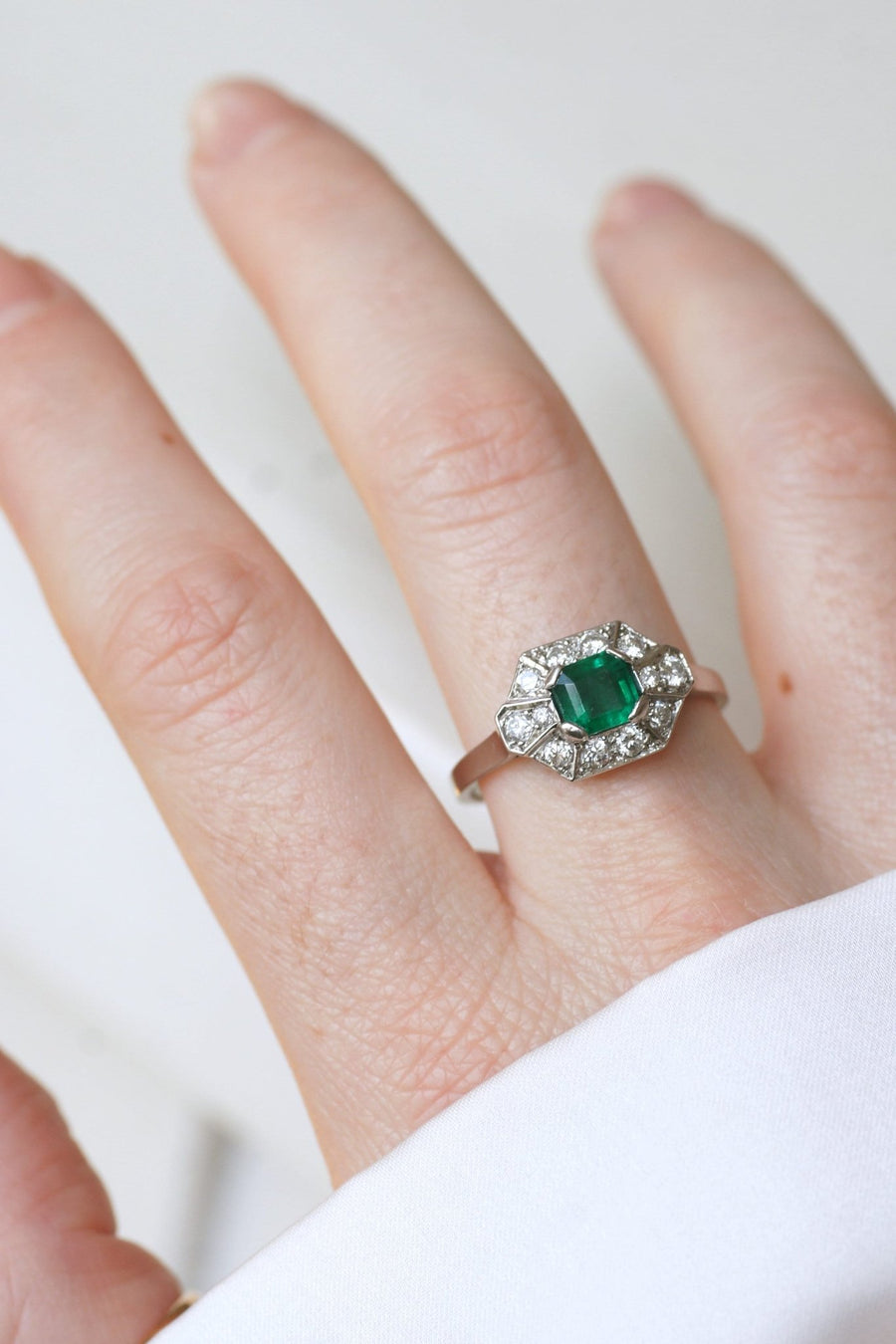 Art Deco Emerald and Diamonds on Platinum Ring - Galerie Pénélope