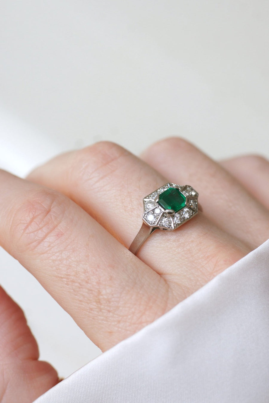 Art Deco Emerald and Diamonds on Platinum Ring - Galerie Pénélope