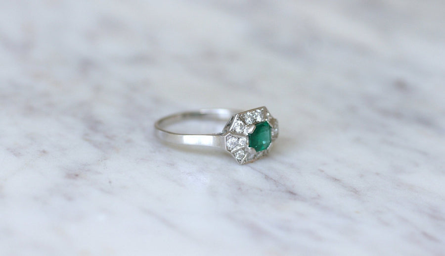 Art Deco Emerald and Diamonds on Platinum Ring - Galerie Pénélope