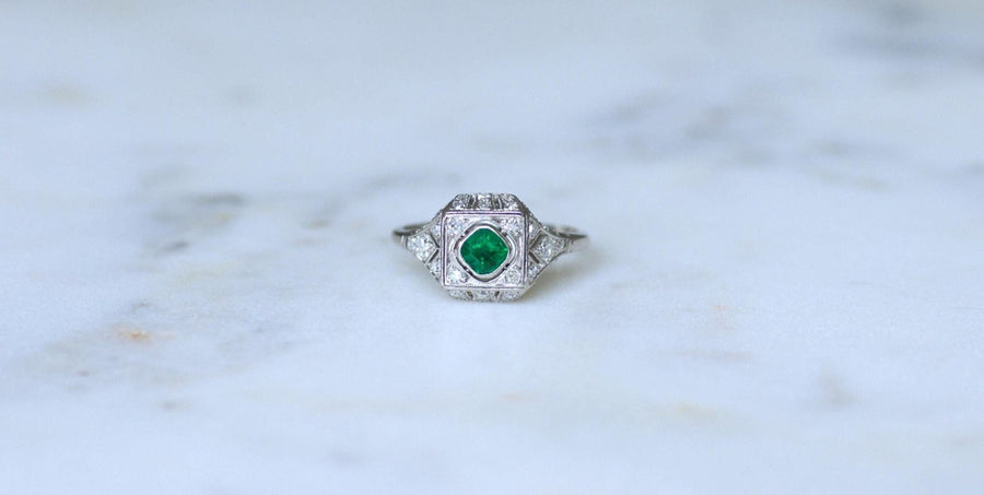 Art Deco Emerald and Diamonds on Platinum Ring - Galerie Pénélope