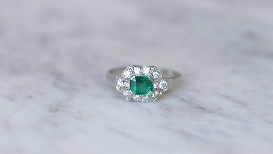 Art Deco Emerald and Diamonds on Platinum Ring - Galerie Pénélope