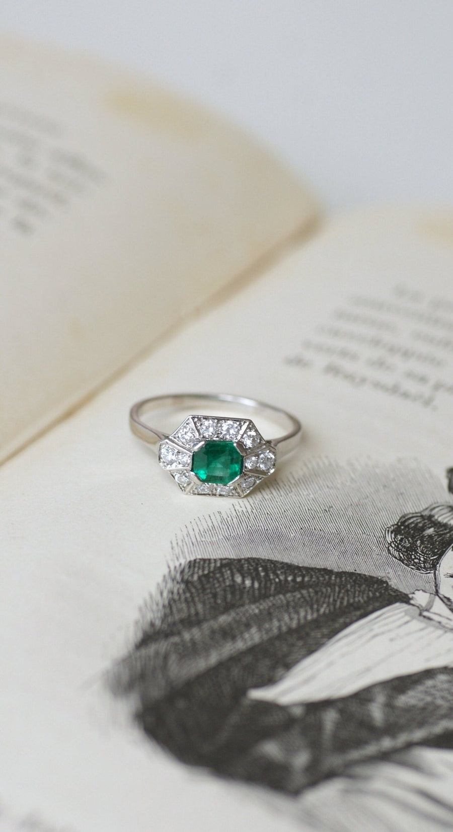 Art Deco Emerald and Diamonds on Platinum Ring - Galerie Pénélope